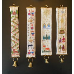 Lille juleklokkestreng 4 forskellige motiver  i creme hr 12 trde 6 sting pr. cm