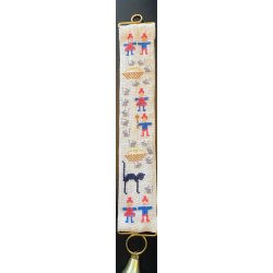 Lille juleklokkestreng 4 forskellige motiver  i creme hr 12 trde 6 sting pr. cm