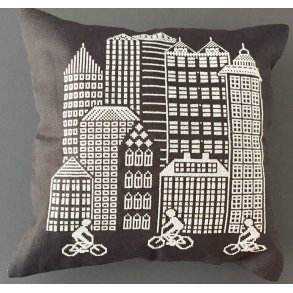 Storbyliv, frdigmonteret pudebetrk - aida 5,4 sting/cm og Blomstergarn