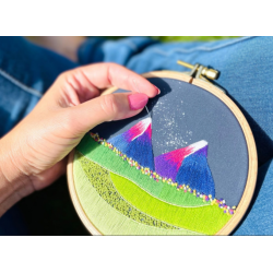 Bjerglandskab - frit broderi p printet stof