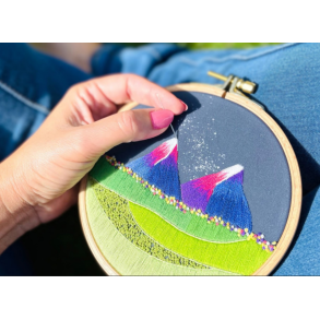 Bjerglandskab - frit broderi p printet stof