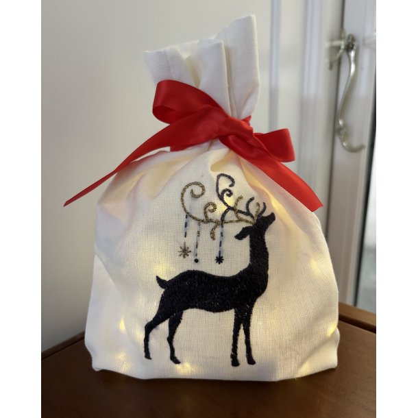 Lanterne med rensdyr - frit broderi p� printet stofpose